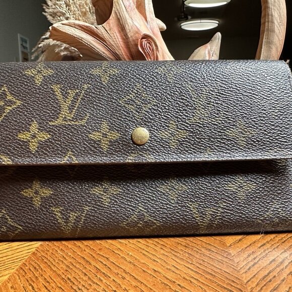 AUTHENTIC LOUIS VUITTON MONOGRAM SARAH WALLET - Picture 1 of 7